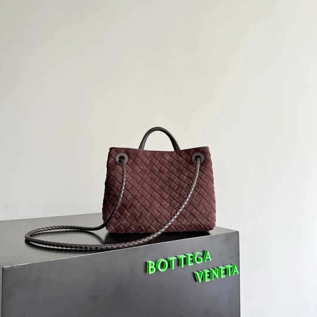 The new Andiamo batch of 3060 BV is shipped‼ ️The classic intercciato weaving process is used to create a soft bag, the metal knot is made of micro-cast aluminum using jewelry technology🪢, and the decorative beads are made of metal and hand-polished oak, allowing you to jump repeatedly between elegance and fun💃, making it unpredictable. Classic and versatile, it shows off your temperament, and the bag has a large capacity, making it very convenient for daily commuting! It has a variety of carrying methods, the shoulder straps can be adjusted by yourself, the original lambskin feels soft and delicate, and the unisex style breaks gender boundaries and brings a more practical and long-lasting use experience. The Andiamo, which has both elegant and casual styles, perfectly interprets the "fashionable old money style". Style number: 743568+wood hardware Color: suede black brown Size: 25*22*10.5cm